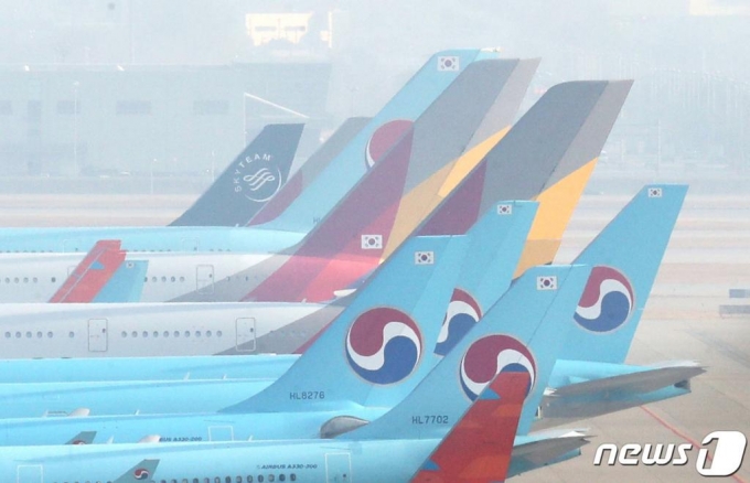 지난달 26일 인천국제공항 주기장에 대한항공과 아시아나항공 여객기가 이륙준비를 하고 있다. /사진=뉴스1