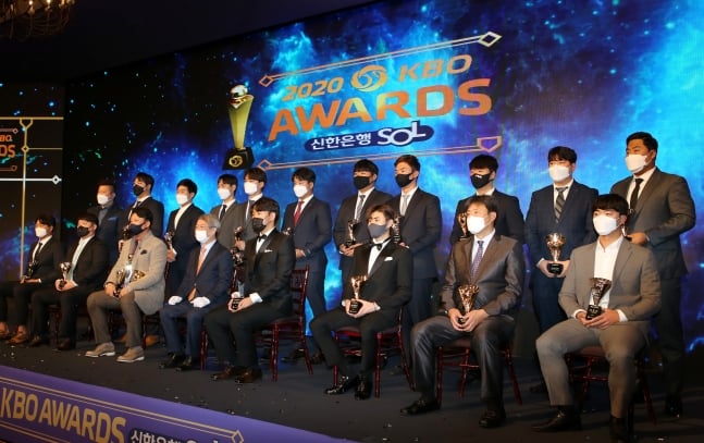 정운찬 KBO 총재(아랫줄 왼쪽에서 네 번째) 및 2020 KBO 시상식 수상자와 관계자들. /사진=KBO 제공