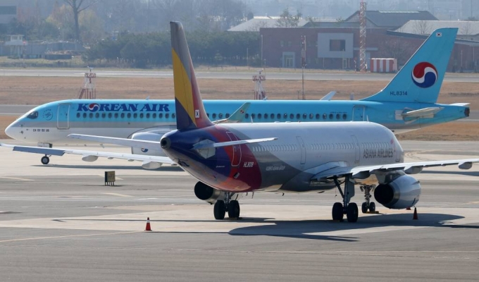 1일 오후 서울 강서구 김포국제공항 국내선 청사 전망대에서 바라본 계류장에 각 항공사의 비행기가 주기돼 있다. /사진=뉴시스
