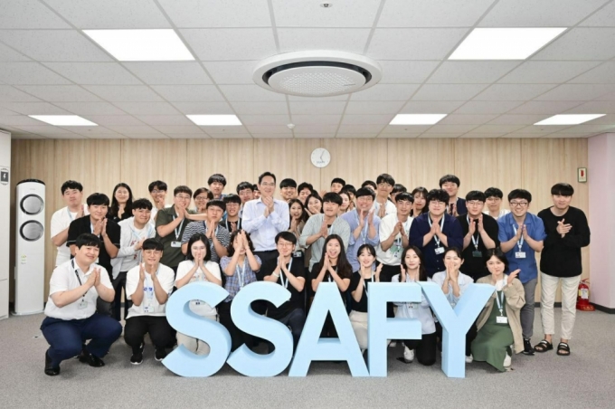 이재용 삼성전자 부회장이 지난해 8월 광주 'SSAFY(삼성 청년 소프트웨어 아카데미)' 교육 현장을 방문해 교육생들을 격려하고 기념사진을 촬영하고 있다. /사진제공=삼성전자