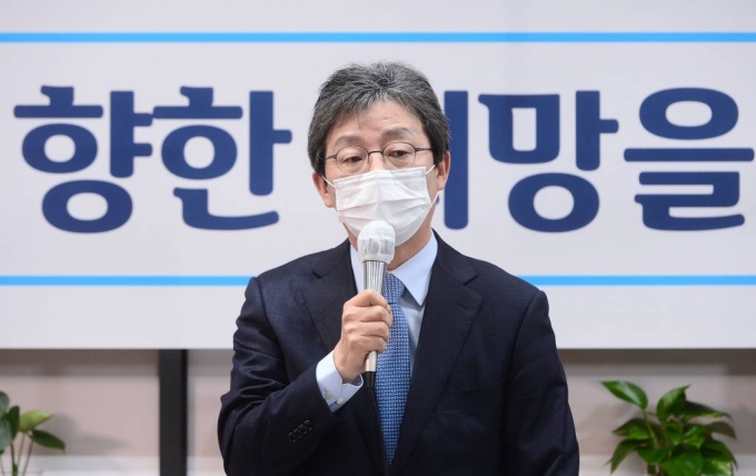 유승민 전 의원이 11월 18일 오전 서울 여의도 국회 앞 '희망 22' 사무실에서 열린 기자간담회에서 인사말을 하고 있다./사진=뉴시스