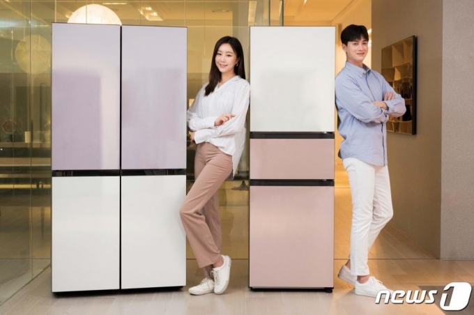 지난 4월9일 경기도 수원 삼성전자 디지털시티 프리미엄하우스에서 모델이 비스포크(BESPOKE) 냉장고 신제품을 소개하고 있다. /사진제공=삼성전자