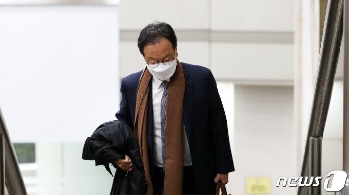 [사진] 법정으로 향하는 이우석 코오롱생명 대표
