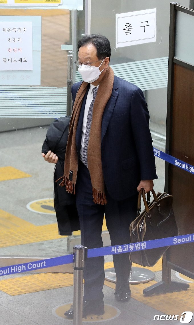 [사진] 법원 도착한 이우석 대표