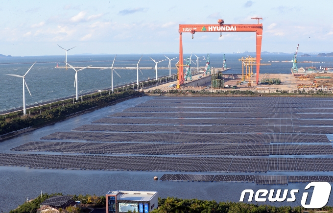 전북 군산시 군산2산업단지 유수지에 들어선 수상 태양광 발전소./뉴스1 © News1
