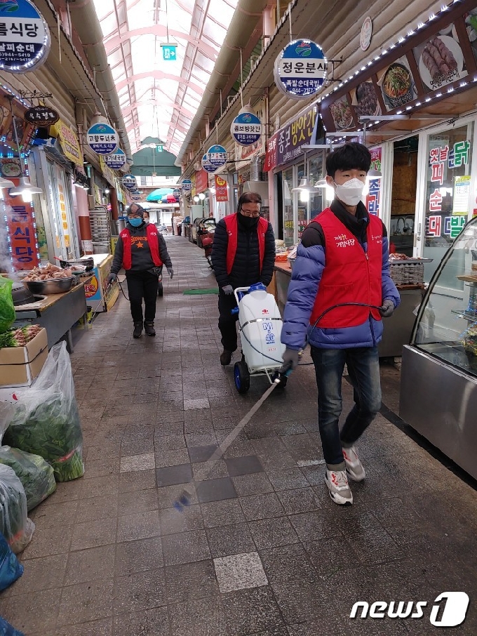 거창군과 시장번영회는 코로나19 확산 방지 및 안심하고 전통시장을 이용할 수 있도록 12월 말까지 집중적으로 방역소독을 강화한다(거창군 제공) /© 뉴스1