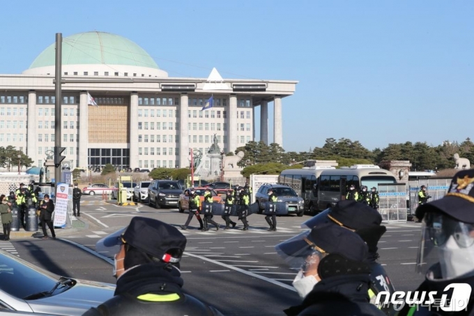 (서울=뉴스1) 허경 기자 = 신종 코로나바이러스 감염증(코로나19) 감염 우려에 따른 집회 금지 조치에도 불구하고 민주노총이 대규모 집회를 예고한 4일 서울 여의도 국회 앞 여의대로 일대에서 경찰 병력이 분주히 움직이고 있다. 민주노총은 국회 환경노동위원회 법안심사 소위원회가 열리고 있는 가운데 중대재해기업처벌법 등 전태일 3법 통과를 주장하며 산발적인 대규모 집회를 예고했다. 2020.12.4/뉴스1