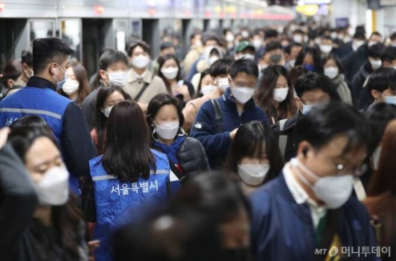 마스크 미착용 과태료 부과 첫날인 지난달 13일 오전 서울 광화문역에서 지하철 보안관들이 단속을 실시하고 있다./사진=이기범 기자 