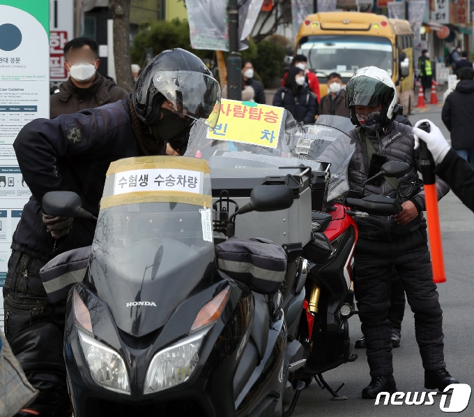 [사진] 수험생 기다리는 오토바이 기사