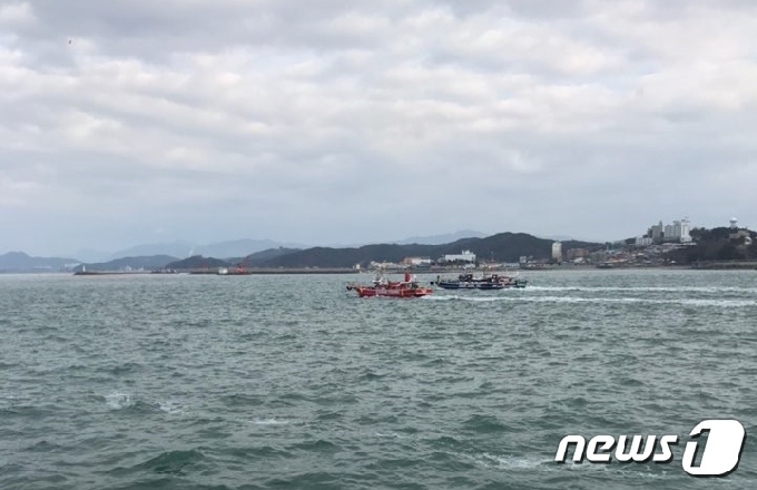 사고 어선이 대천항으로 예인되고 있다.&#40;보령해경 제공&#41;&copy; 뉴스1