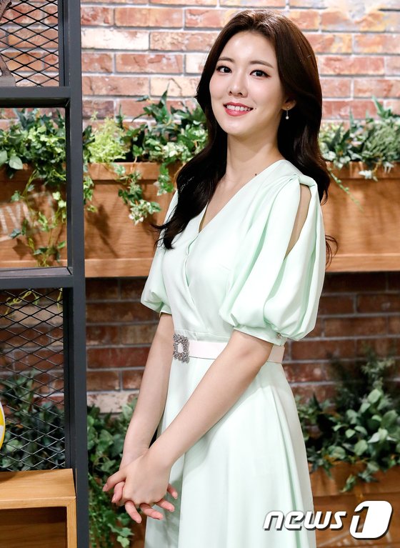 5일 김대헌 호반건설 대표와 백년가약을 맺은 김민형 전 SBS 아나운서가 지난 6월 서울 양천구 목동 SBS 사옥에서 열린 ‘궁금한 이야기 Y’ 10주년 인터뷰를 앞두고 포즈를 취하고 있다. /사진 제공= 뉴스1
