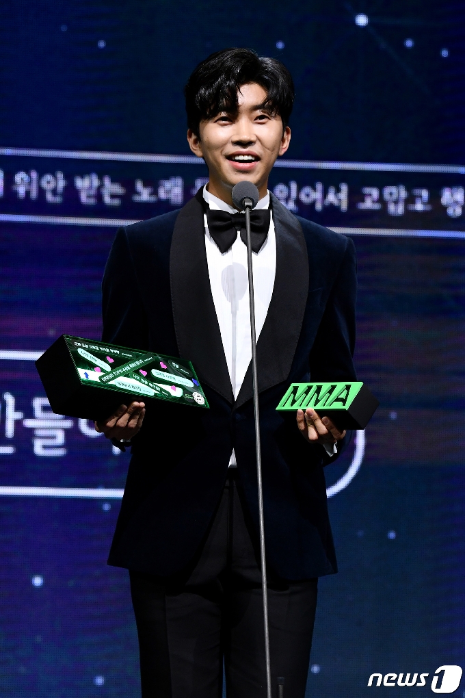 '미스터트롯' 임영웅이 5일 오후 7시 열린 'MMA 2020'(멜론뮤직어워드 2020)에 참석해 'TOP10'상을 수상한 뒤 소감을 말하고 있다. (카카오 제공) 2020.12.5/뉴스1 © News1 권현진 기자