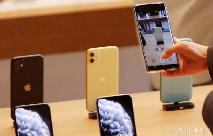 애플 가로수길에 전시된 아이폰 11 /사진=김휘선 기자 hwijpg@