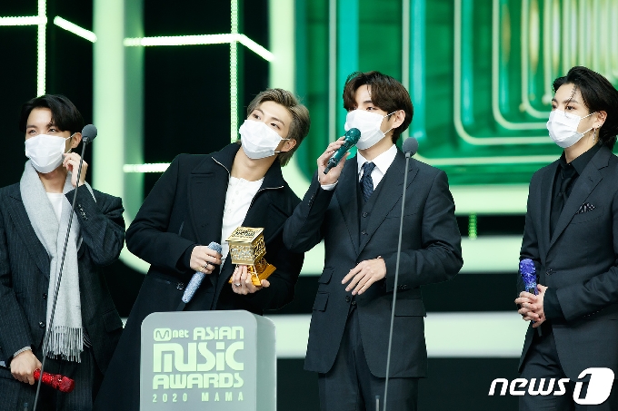 그룹 방탄소년단이 6일 오후 경기 파주 콘텐츠월드에서 비대면으로 열린 2020 엠넷 아시안 뮤직 어워즈(MAMA)에서 수상소감을 말하고 있다. 방탄소년단은 이날 올해의 앨범상, 월드와이드 아이콘 오브 더 이어 등을 수상했다.(CJ ENM 제공) 2020.12.6/뉴스1