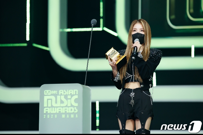 가수 보아가 6일 오후 경기 파주 콘텐츠월드에서 비대면으로 열린 2020 엠넷 아시안 뮤직 어워즈(MAMA)에서 인스파이어드 어치브먼트 수상 소감을 말하고 있다.(CJ ENM 제공) 2020.12.7/뉴스1