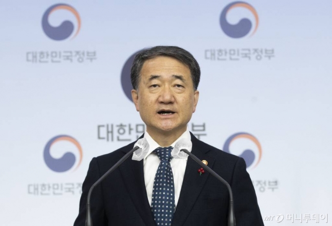 박능후 중앙재난안전대책본부 1차장(보건복지부 장관)이 8일 오전 서울 종로구 정부서울청사 별관 브리핑실에서 코로나19 백신 도입 계획을 발표하고 있다.2020.12.08 / 사진=김휘선 기자 hwijpg@