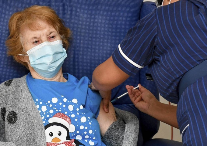 8일(현지시간) 영국 코번트리의 코번트리 대학병원에서 올해 90세의 마거릿 키넌 할머니가 영국에서 처음으로 화이자의 코로나19 백신을 접종하고 있다. /사진=[코번트리=AP/뉴시스]