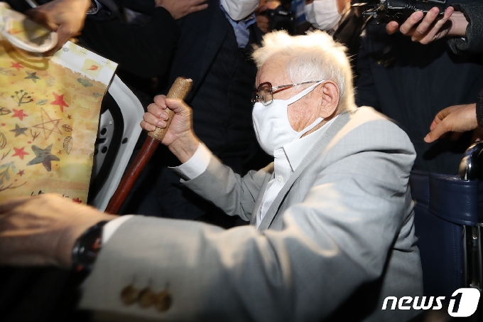 감염병예방법 위반 등 혐의로 구속기소된 이만희 신천지예수교 증거장막성전&#40;신천지&#41; 총회장이 법원의 보석 허가로 지난 11월12일 오후 경기도 수원구치소를 나서고 있다. 2020.11.12/뉴스1 &copy; News1 조태형 기자