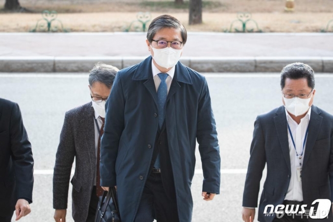 (과천=뉴스1) 유승관 기자 = 변창흠 국토교통부 장관 후보자가 7일 경기 과천정부청사 서울지방국토관리청에 마련된 후보자 임시 사무실로 출근하고 있다. 2020.12.7/뉴스1