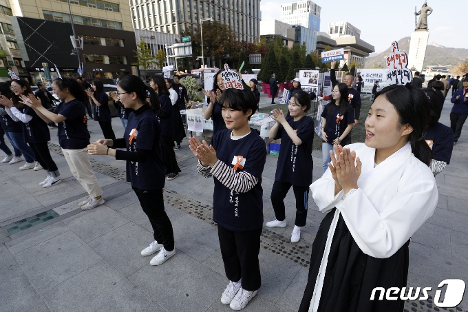 지난해 11월 3일 조선학교 차별철폐를 위한 몽당연필 거리행동이 서울 광화문 광장에서 일본 아베정부가 유치원·보육 무상화(유보무상화) 제도에서 외국인학교를 제외시킨 것 등과 관련, 재일 조선학교 차별 철폐를 촉구하고 있다. 2019.11.3/뉴스1 © News1 안은나 기자