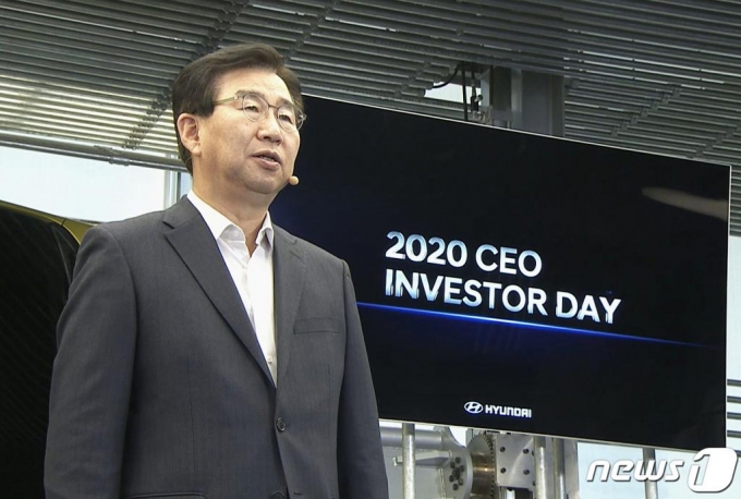 현대자동차 이원희 사장이 10일 온라인으로 열린 ‘CEO 인베스터 데이’에서 전기차, UAM(도심 항공 모빌리티), 자율주행, 연료전지 등 핵심 미래사업 전략 및 혁신적 모빌리티 솔루션 제공과 수소 생태계 이니셔티브를 위한 새로운 '2025 전략'을 발표하고 있다. /사진제공=현대차그룹