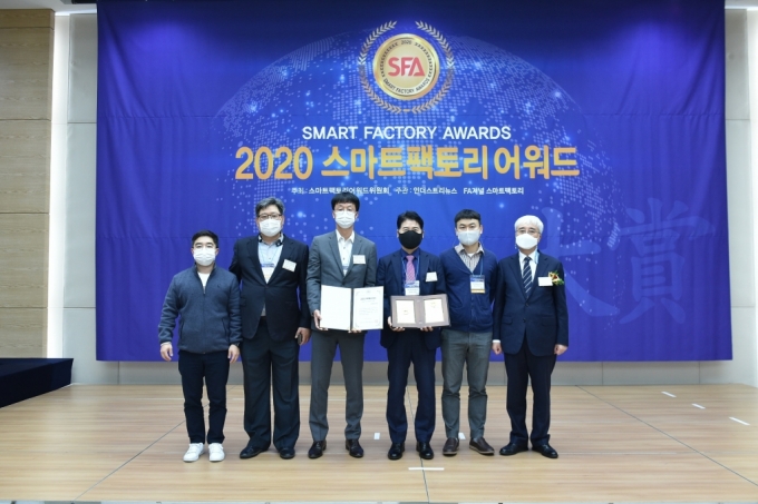 부산테크노파크가 ‘2020 스마트팩토리 어워드 시상식’에서 공공부분 기업지원 대상을 수상하고 기념촬영을 하고 있다./사진제공=부산테크노파크