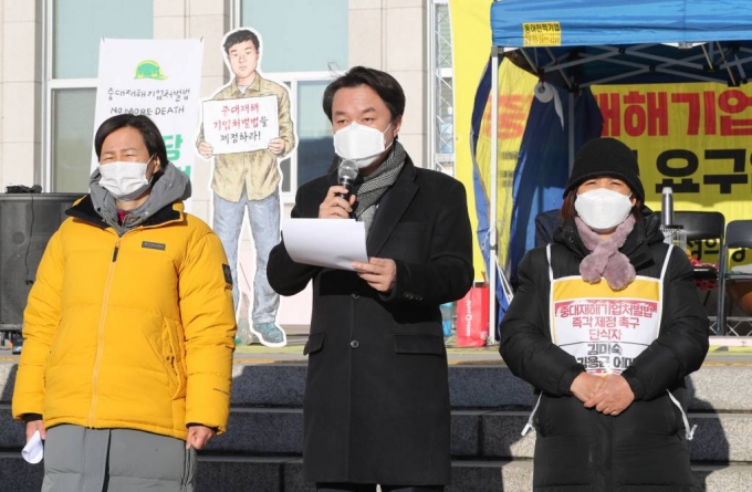 [서울=뉴시스] 전진환 기자 = 정의당 김종철 대표가 14일 오전 서울 여의도 국회 본청 앞 농성장에서 열린 대표단회의에서 발언하고 있다. 왼쪽부터 이상진 민주노총 부위원장, 강은미 원내대표, 김종철 대표,  고 김용균씨 모친 김미숙 김용균 재단이사장, 고 이한빛 PD 부친 이용관씨.  (공동취재사진) 2020.12.14. photo@newsis.com