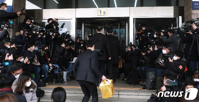 윤석열 검찰총장 측 법률대리인 이완규(가운데), 이석웅 변호사가 10일 윤 총장에 대한 검사징계위원회가 열리는 경기 정부과천청사 법무부로 들어서고 있다. 법무부는 이날 오전 10시30분부터 법무부 정부과천청사에서 윤석열 검찰총장 징계 여부와 수위를 심의할 징계위를 개최한다. 2020.12.10/뉴스1 © News1 유승관 기자
