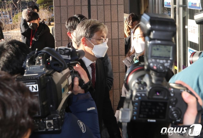 (과천=뉴스1) 안은나 기자 = 윤석열 검찰총장에 대한 검사 징계위원회 2차 심의가 예정된 15일 한동수 대검찰청 감찰부장이 경기 과천 정부과천청사 법무부로 들어서고 있다. 2020.12.15/뉴스1