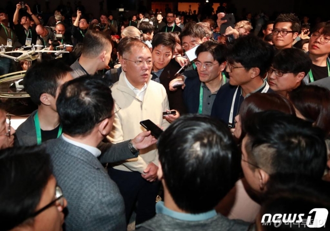 (라스베이거스(미국)=뉴스1) 오대일 기자 = 국제가전전시회 'CES 2020' 개막을 하루 앞둔 개막을 하루 앞둔 6일 오후(현지시간) 미국 라스베이거스 만달레이베이 호텔에서 열린 현대차 미디어데이 뉴스 컨퍼런스에서 정의선 현대차그룹 회장이 취재진 질문에 답하고 있다. 2020.1.7/뉴스1