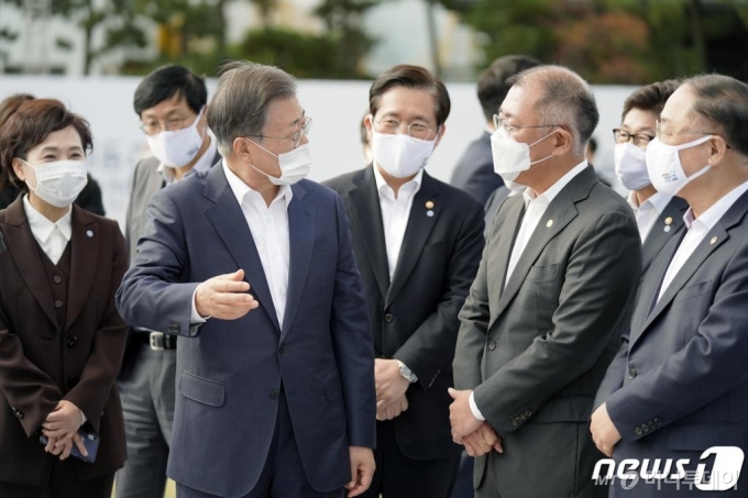 (서울=뉴스1) 유승관 기자 = 문재인 대통령이 30일 한국판뉴딜 7번째 현장으로 현대자동차 울산공장을 방문, '친환경 이동수단, 깨끗하고 안전하게'라는 주제로 열린 미래차 전략 토크쇼를 마친 후 전시된 정의선 현대차그룹 회장과 대화하고 있다. 2020.10.30/뉴스1