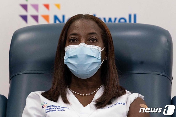[사진] 전화회의 참석한 미국 첫 코로나 백신 접종 간호사
