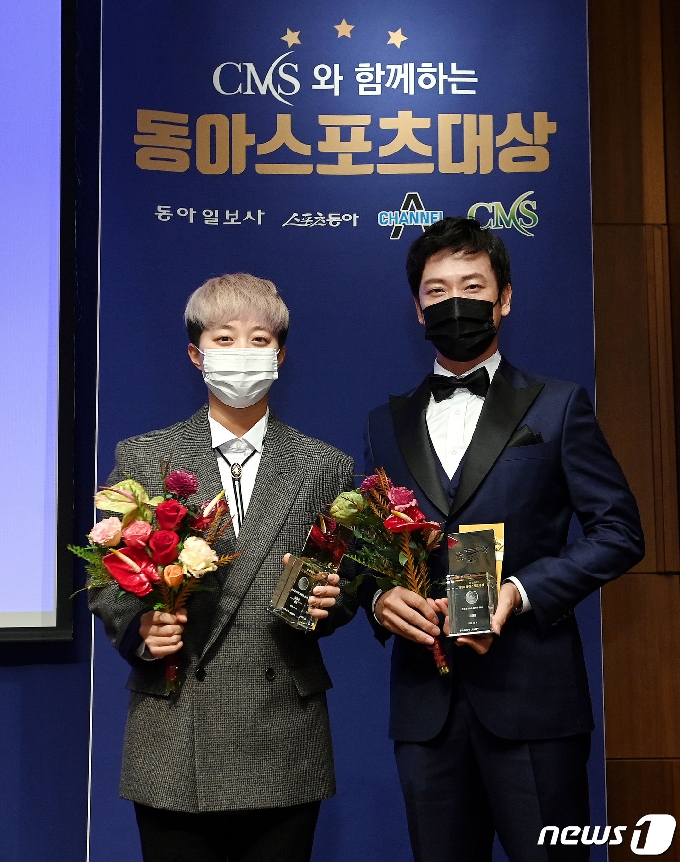 [사진] 김효주·김태훈 '프로골프 올해의 선수상 받았어요!'