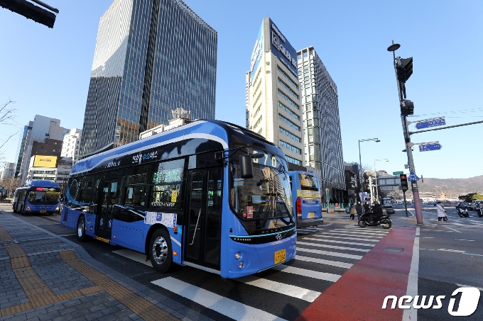 [사진] 오염물질 배출 없는 친환경 수소버스 '서울 도심 첫 운행'