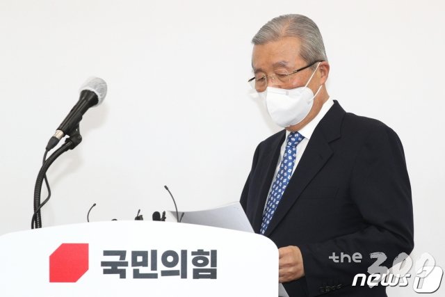 (서울=뉴스1) 성동훈 기자 = 김종인 국민의힘 비대위원장이 15일 오전 서울 여의도 국회에서 대국민사과를 하기 위해 회의장으로 들어서고 있다.  김종인 비대위원장은 대국민사과를 통해 '이명박·박근혜 두 전직 대통령이 영어의 몸이 됐는데도 당이 제대로 혁신하지 못한 채 문재인 정권을 견제하지 못해 나라가 위기에 빠졌다'며 '10년 동안 권력 운용을 잘못한 것에 대해 국정을 책임졌던 세력으로서 사과한다'고 밝혔다.   2020.12.15/뉴스1