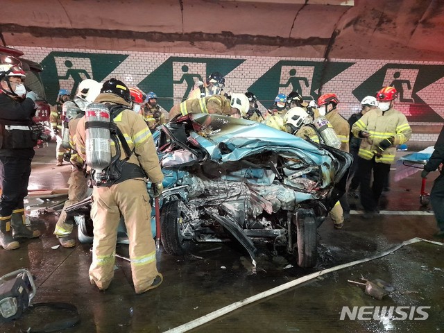 지난 16일 오후 9시10분쯤 인천시 중구 수도권 제2외곽순환고속도로 북항 터널 김포방향에서 술을 마시고 벤츠 승용차를 몰던 40대 남성이 앞서가던 마티즈 승용차 후미를 들이받았다. 사진은 마티즈 차량./사진=뉴시스(인천소방본부 제공)