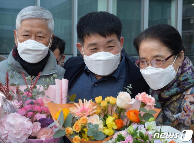 (수원=뉴스1) 사진공동취재단 = 이춘재 연쇄살인 8차 사건의 범인으로 몰려 20년간 억울한 옥살이를 한 윤성여(53)씨가 17일 오후 수원지방법원 형사법정에서 열린 재심 선고공판에서 32년 만에 무죄를 선고받은 후 감격하고 있다. 2020.12.17/뉴스1