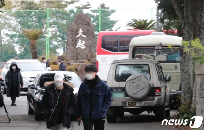 지난 15일 오전 코로나19 확진자가 발생한 제주시 봉개동 대기고등학교 정문이 검체검사를 받으러 온 학생들 차량으로 붐비고 있다.  /사진=뉴스1