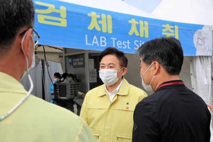 원희룡 제주지시가 지난 10월 4일 오전 제주국제공항 주차장에 마련된 신종 코로나바이러스 감염증(코로나19) 검체채취 시설인 워크스루에서 관계자들과 방역대책을 논의하고 있다. /사진=뉴시스