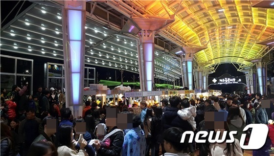 북적이는 제주동문야시장, 포장이라 거리두기 2단계 제외 - 머니투데이 북적이는 제주동문야시장, 포장이라 거리두기 2단계 제외 - 머니투데이