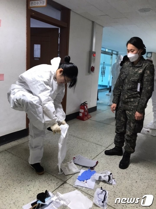 국군간호사관학교는 코로나19 추가 확산을 차단하기 위한 범정부적 대응 지원대책에 따라 간호사관생도 3학년 77명과 간호장교 4명을 생활치료센터로 지원한다고 18일 전했다. 간호사관생도가 개인보호구 중 덧신을 착용하는 모습./사진=뉴스1