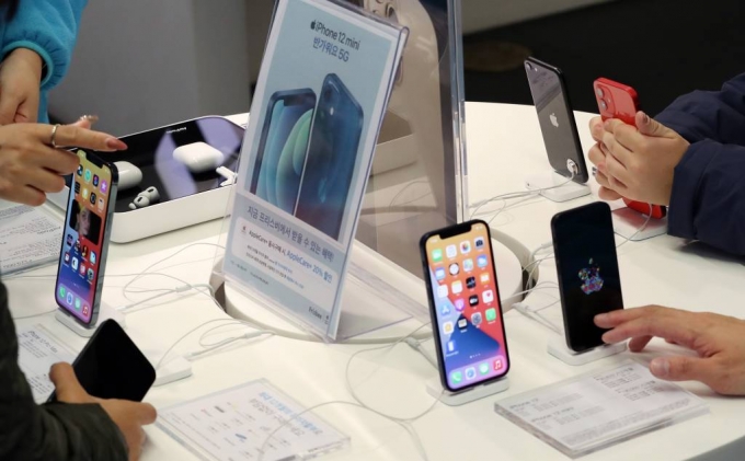 애플 신제품 아이폰 12 프로 맥스와 12 미니가 공식 출시된 지난달 20일 서울 중구 명동 프리스비 매장을 찾은 고객들이 제품을 살펴보고 있다. /사진=김휘선 기자