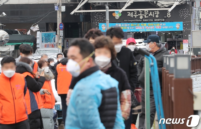 [사진] 제주 동문시장 선별진료소 운영