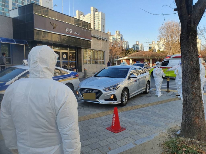 서울특별시 광진구 국립정신건강센터 정문 앞에서 택시를 타고 도주했던 충북 음성군 소망병원 확진자(음성 59번)가 20일 오후 3시께 충북 청주시 서원구 분평지구대에서 붙잡혔다. /사진=뉴시스