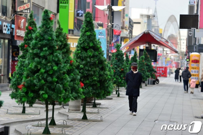 (포항=뉴스1) 최창호 기자 = 13일 오후 신종코로나 바이러스 감염증(코로나19)사회적 거리두기 2단계가 발령된 경북 포항시 북구 중앙상가 실개천 거리가 한산한 모습을 보이고 있다. 2020.12.13/뉴스1