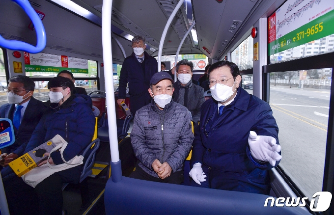 이용섭 광주시장이 21일 오전 서구 벽진동 수소충전소에서 열린 수소 저상버스 시승식에서 참석한 뒤 시청까지 이동하는 수소버스에 탑승해 시민과 대화를 나누고 있다.(광주시 제공)2020.12.21 /뉴스1 © News1
