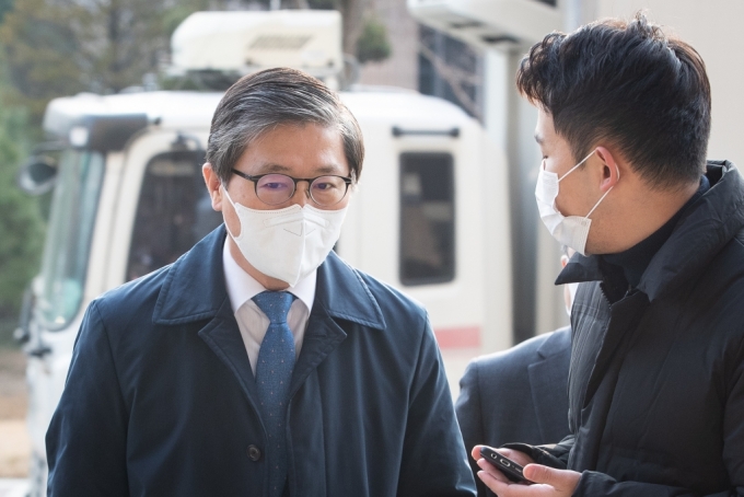 변창흠 국토교통부 장관 후보자가 7일 경기 과천정부청사 서울지방국토관리청에 마련된 후보자 임시 사무실로 출근하고 있다. /사진제공=뉴스1