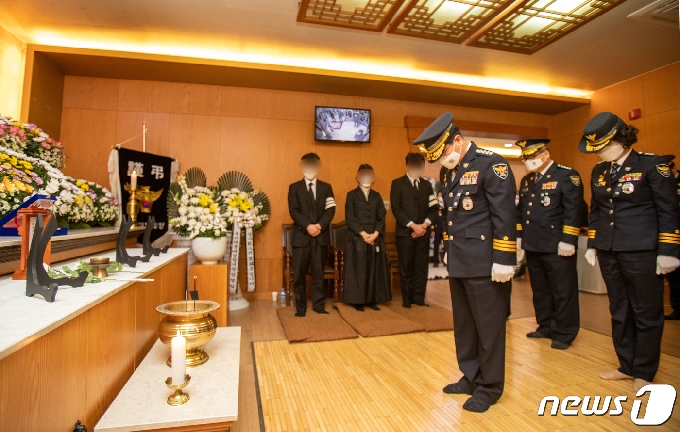 [사진] 故이성림 경사 빈소찾은 김창룡 경찰청장