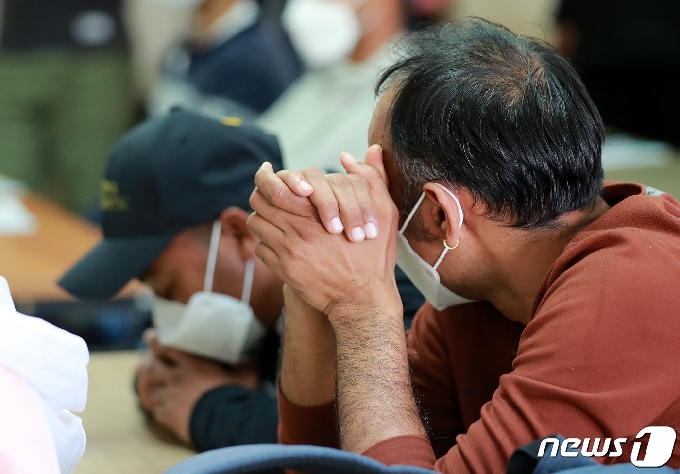 18일 오후 서울 중구 민주노총 대회의실에서 열린 고용허가제 이주노동자 강제노동 피해 증언대회에서 참석자들이 피해자의 증언을 듣고 있다. 2020.10.18/뉴스1 © News1 구윤성 기자