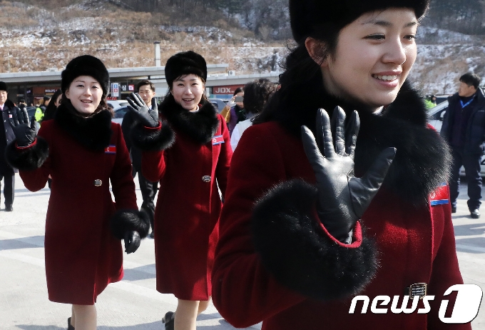 평창동계올림픽에 참가하기 위해 방남한 북한 응원단 여성들이 경기도 가평군 가평휴게소에 잠시 정차해 이동하며 취재진에게 손인사를 하고 있다. 2018.2.7/뉴스1 © News1 오대일 기자